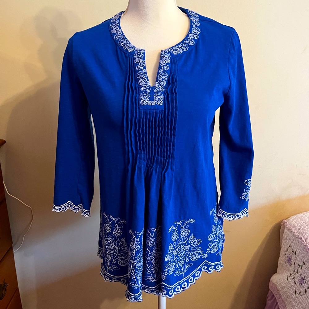 Like new embroidered top. Size S